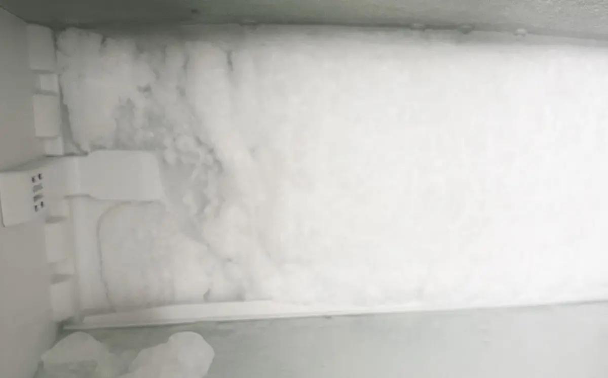 Сильная наледь на задней стенке морозильной камеры холодильника — одна из причин, почему холодильник плохо морозит