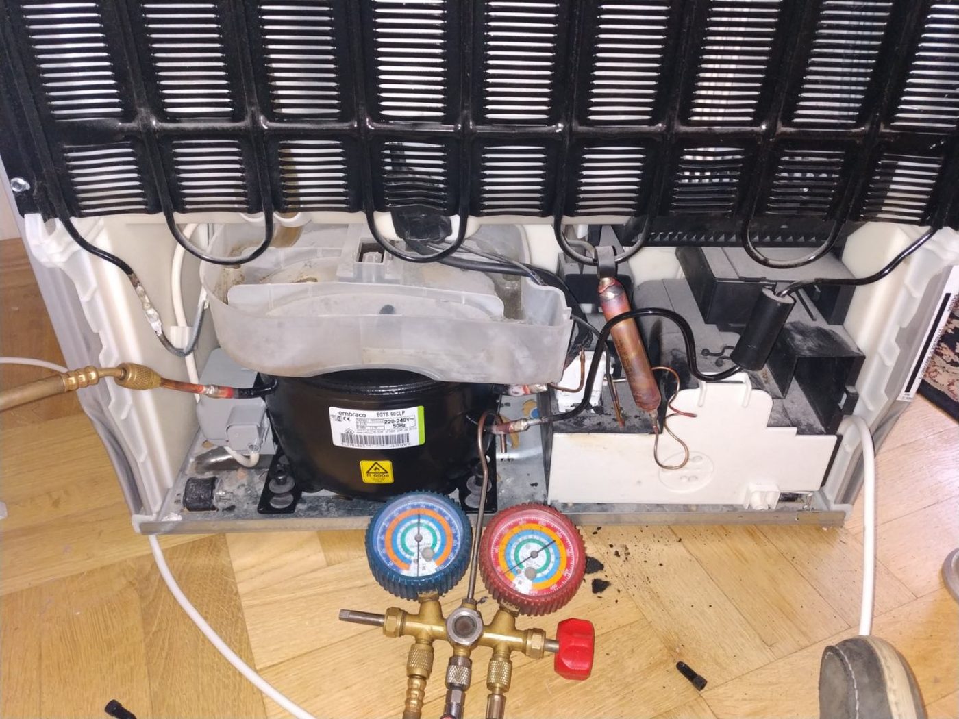 Заправка холодильника хладагентом — манометрическая станция у компрессора Embraco