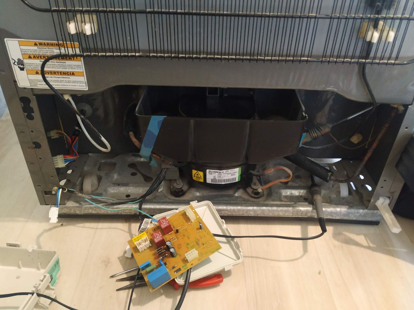 Устранение утечки фреона — место пайки медных трубок, вскрытый корпус холодильника